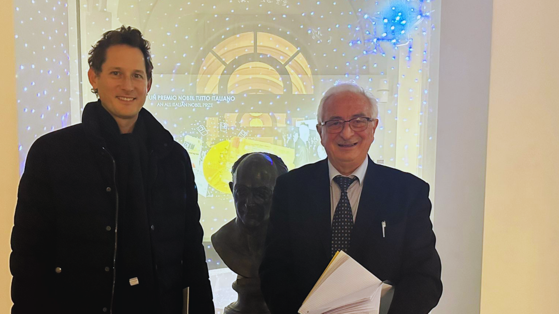 John Elkann e Luciano Pietronero in piedi all'ingresso del Museo Enrico Fermi