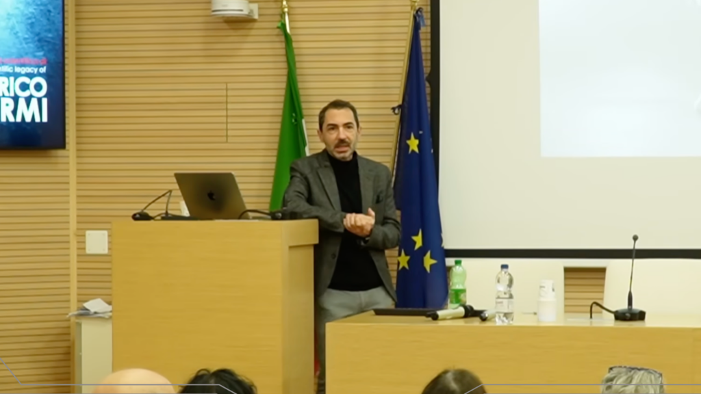 primo piano amedeo balbi mentre parla alla conferenza in aula fermi