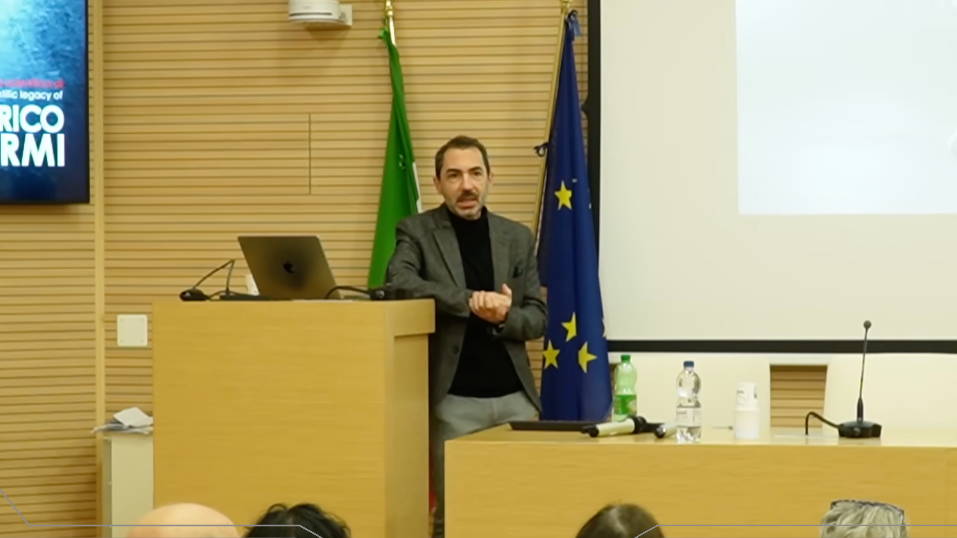 primo piano amedeo balbi mentre parla alla conferenza in aula fermi