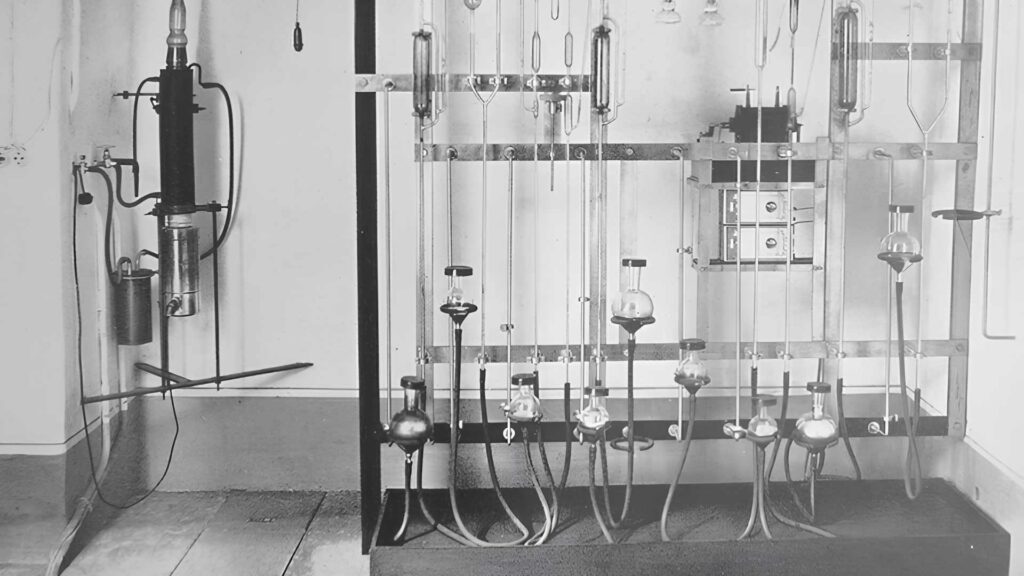 Apparecchio per l'estrazione del radon dal radio presso il Laboratorio di Fisica dell'Istituto di Sanità Pubblica di Roma, installato nel seminterrato dell'edificio in Via Panisperna.© Archivio fotografico dell'Istituto Superiore di Sanità, Roma.