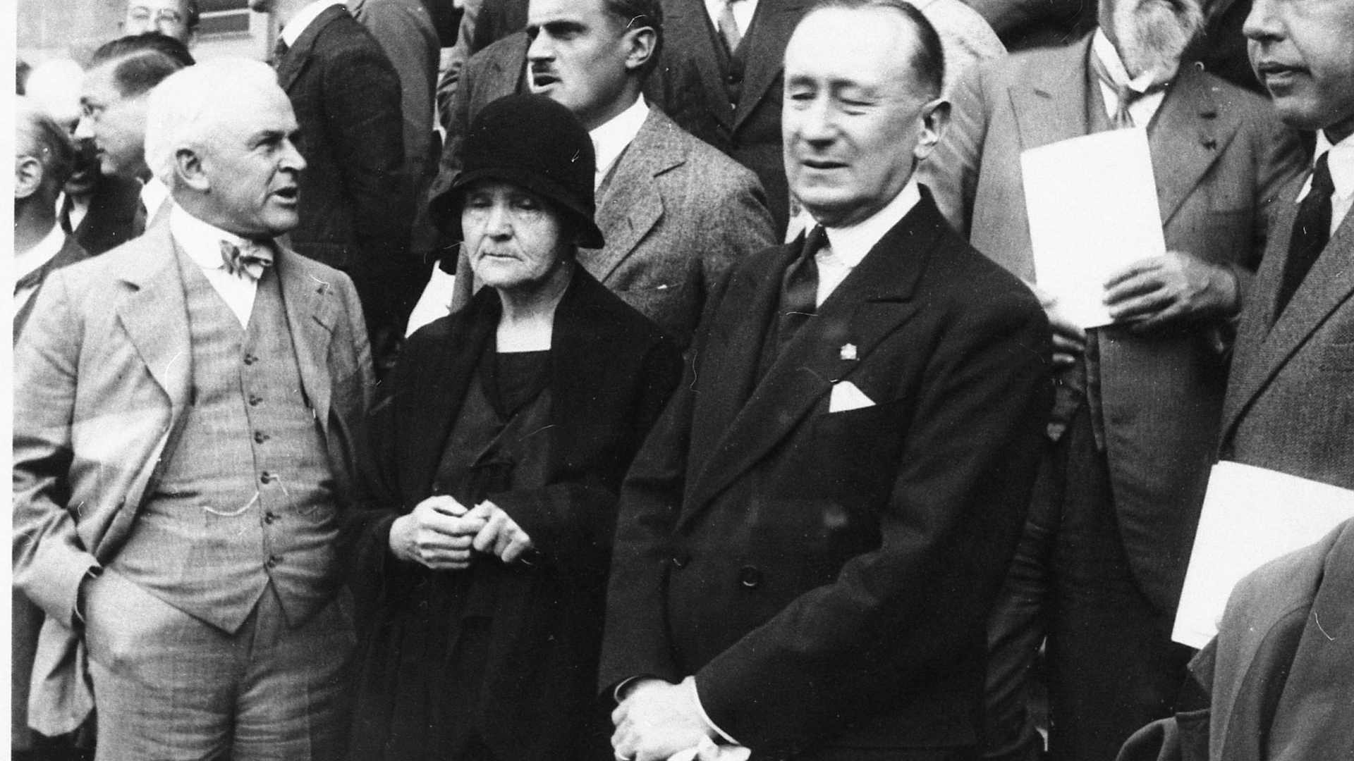 Marie Curie nel 31 al congresso di fisica Nucleare con cappello e vstito scuro, accanto a lei Marconi